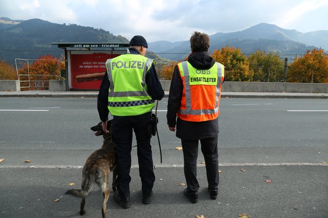 Zusammenarbeit: Polizei, ÖBB und ein Spürhund.