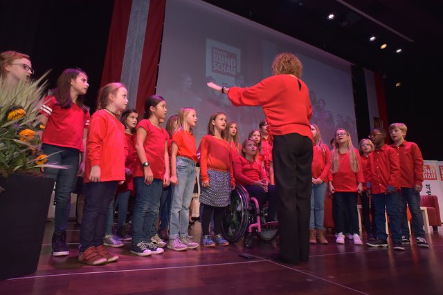 Der Linzibitz Chor mit Chorleiterin Doris Funk-Köller begleitet von einem Streicherensemble des Jugendorchesters der Musikschule Linz gab die Oberösterreichsiche Landeshymne zum besten.