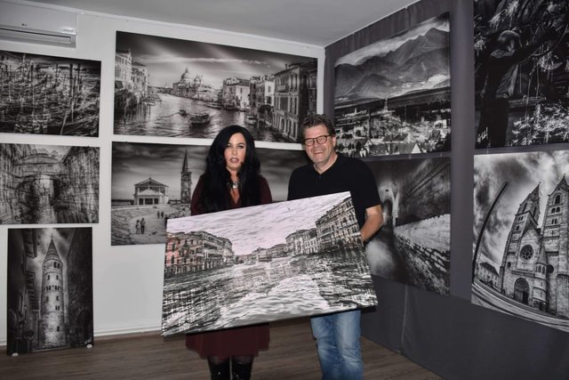 Franz Baldauf zeigt mir seine fantastischen Venedig- und Landschaftsbilder.