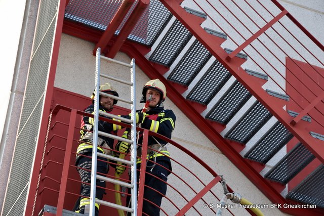 Löschangriff über eine Leiter.