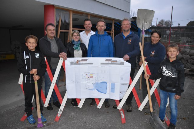 Wegen Bauarbeiten entfällt heuer das Maronifest in Gablern: Mitglieder der Dorfgemeinschaft um Obmann Johann Klier (3. v. re.)