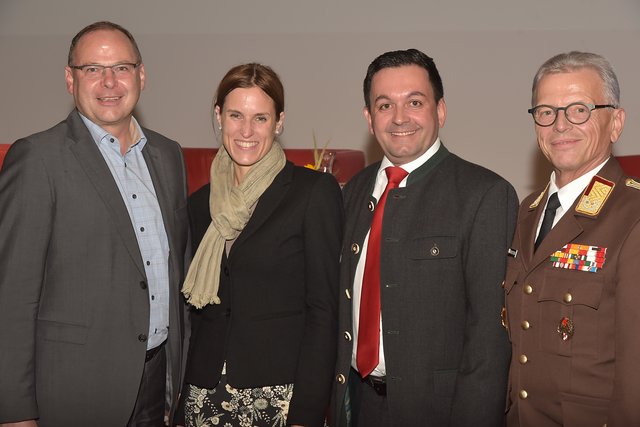 v. l.: Josef Rathgeb, BRS-Geschäftsführerin Martina Holl, Geinberg-Marketingleiter Wolfgang Niederhauser, Feuerwehrkommandant Wolfgang Kronsteiner.