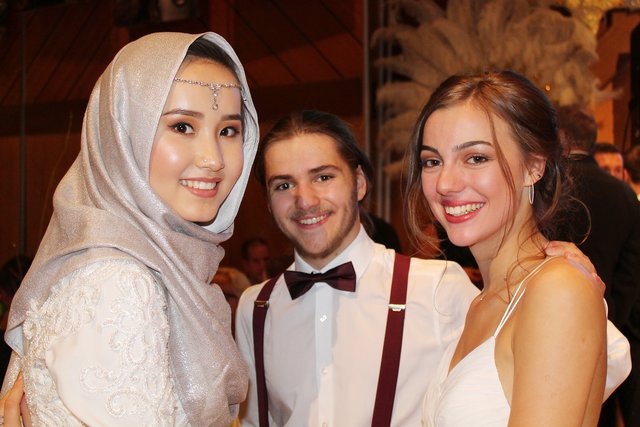 Nafeesa Sadik und Sarah Treiber aus der 8c-Klasse unterhielten sich prächtig. | Foto: Gerhard Rabl