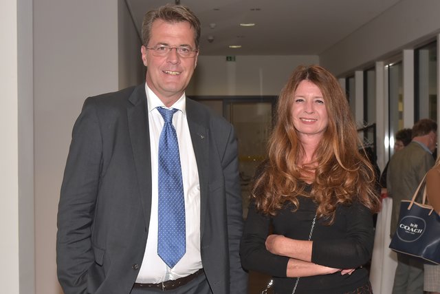 Volksbank-Prokurist Peter Hohensinner und Catrin Schadenböck-Oder.