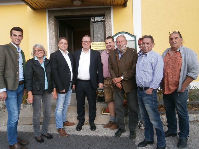 Lichtenegger Schmankerlessen im Gasthaus "Moni's Stubn" (v.l.n.r.) gf. LPO gf. KO LAbg. Udo Landbauer, GR Brigitta Seltmann, BezPO Stv. GR Walter Gall (Obmann FPÖ Theresienfeld), MMg. DDr. Hubert Fuchs (Finanz-Staatssekretär), gf. BezPO NAbg. LKR GGR Peter Schmiedlechner, HR GGR Dr. Arthur Seltmann (Obmann FPÖ Eggendorf), Elisabeth Lepka, GR Erwin Trumpes und Johann Lepka