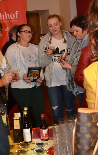 Sarah Rieger und Anna Liechtenegger verkosten gemeinsam den Aroniasaft