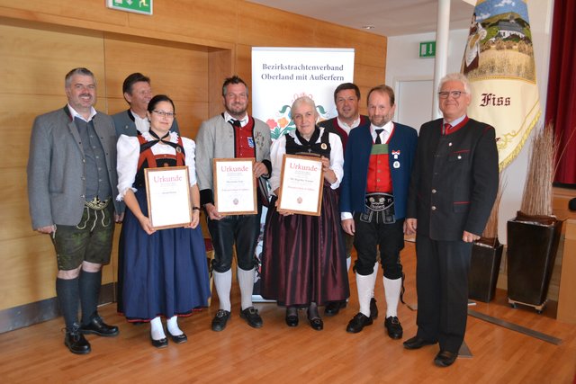 Die Geehrten: Bgm. Mag. Markus Pale, Bezirksobmann-Stv. Reinhard Prackwieser, Heidi Mang, Herrmann Narr, Dr. Angelika Neuner, Bezirksobmann-Stv. und Obmann Trachtengruppe Fiss Johannes Pale und Bezirksobmann Markus Sailer und BH Stv. Siggi Geiger (v.l.). | Foto: Stefanie Plank