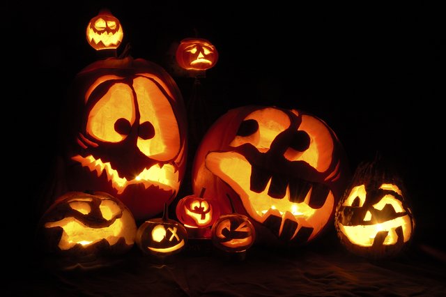 An Halloween darf natürlich ein ausgehöhlter, beleuchteter Kürbis nicht fehlen. Bei der "Nacht der 1000 Lichter" in den Pfarrkirchen verzichtet man logischerweise auf die Frucht.