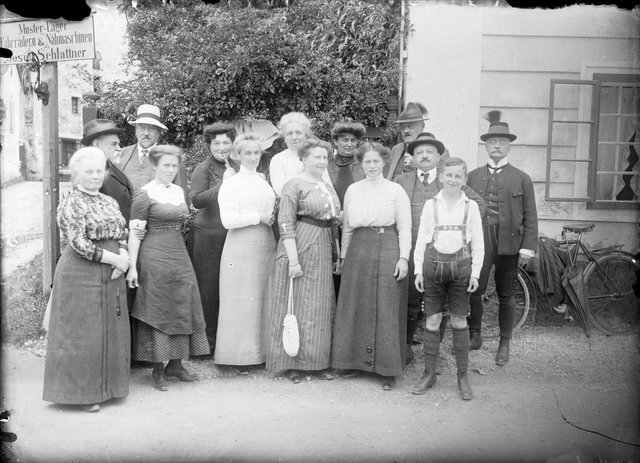 Gruppenbild vor Habichlerhaus mit Hinweisschild zum Fotografen Schlattner