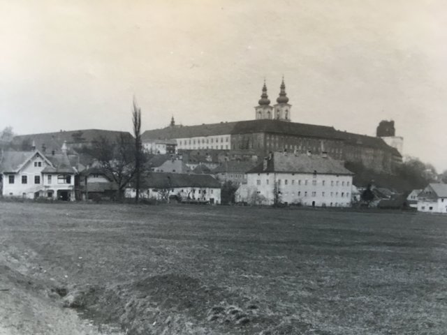 Das Stiftsgebäude und die Sternwarte erhielten im Zweiten Weltkrieg eine Tarnung. | Foto: Sammlung Dagmar Fetz-Lugmayr