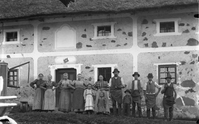 Bauernfamilie vor Haus Nr 5 vermutlich GH Forster Frauenstein