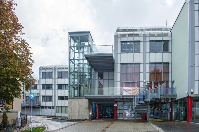 Der Panoramalift am Hauptplatz ermöglicht demnächst einen barrierefreien Zutritt ins Rathaus