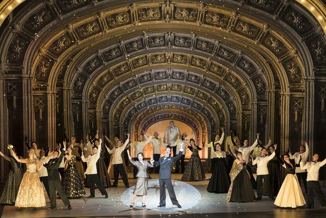 Was für eine Bühne, welch tolle Kostüme. Bettina Mönch (Lois Lane/Bianca), Steven Armin Novak (Bill Calhoun/Lucentio), Katja Berg (Lilli Vanessi/Katharina), Marc Lamberty (Fred Graham/Petruchio), Ensemble der Oper Graz  | Foto: © Werner Kmetitsch 