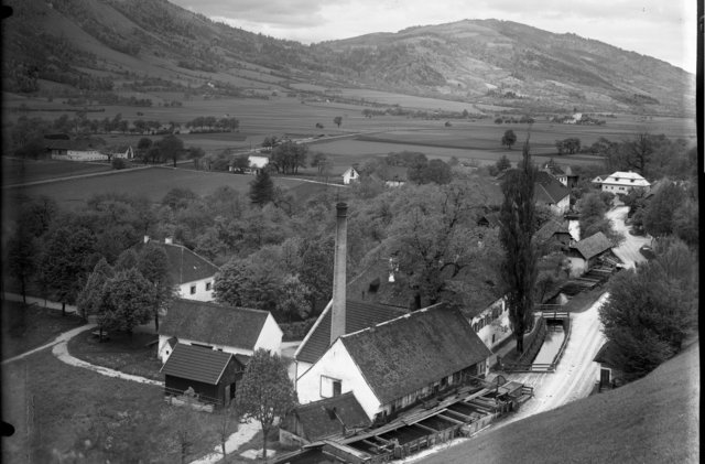 Kronberger, Fieshaus (in den 1970er-Jahrenabgerissen)  - ehem. Sensenwerk am Stein (Moser am Stein, Oberholzinger), als Sensenwerk aufgelassen um 1874/75 vorne in Bildmitte der Sensenhammer, dahinter das Herrenhaus- Besitzerin bis 1904: Johanna Zeitlinger- Besitzer ab 1904: Gotthard Schreiner