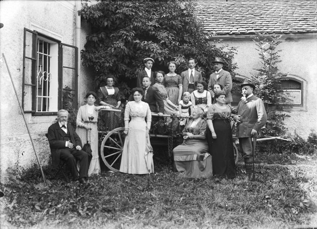 Gruppenbild vor Stockmairhaus, Wagnerei