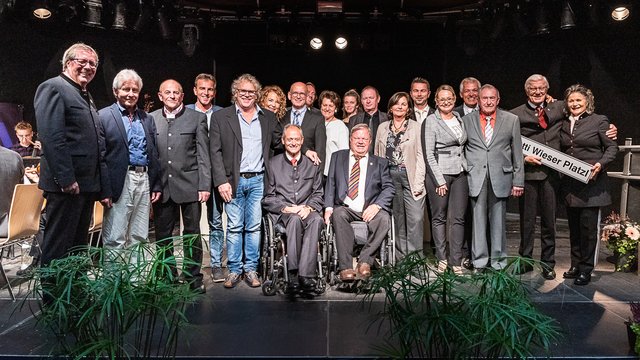 Die Ehrenzeichenträger der Stadtgemeinde Wörgl mit den Laudatoren.