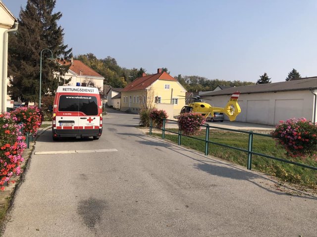 Der Rettungshubschrauber musste Bad Pirawarth anfliegen. | Foto: Rotes Kreuz