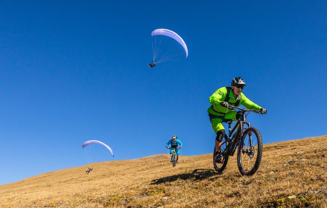 Stefan Müller und Florian Lerchbaumer kombinieren in ihrem Film Mountainbiken und Paragliding | Foto: Leitner