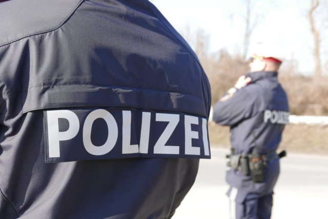 In Salzburg-Lehen wurden zwei Polizisten von einem Hund angegriffen.