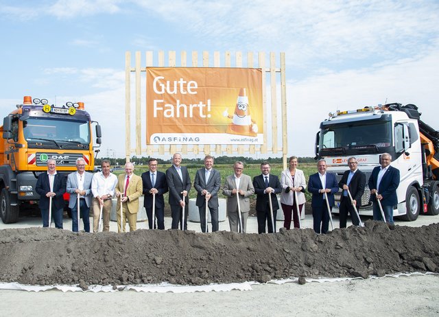 Ende August wurde der Spatenstich für die neue Autobahnmeisterei im ecoplus Wirtschaftspark gefeiert.