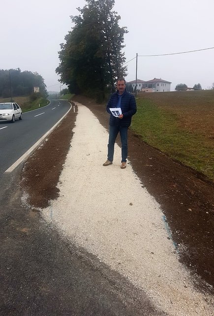 Gemeinderat Theodor Wedenig am neuen Fußweg vor der Fahrbahnkuppe | Foto: KK