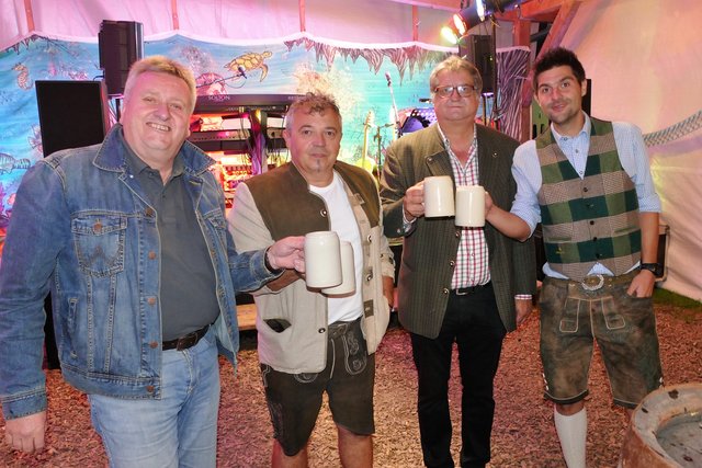 O`  zapft is! Bgm. Herbert Spirk, Obm.Stv. Gerald Schweinzer, Obmann Ferdinand  Liendl und Spielerkapitän Andy Siegl beim Oktoberfest des DUSV Loipersdorf. | Foto: Walter Kapper