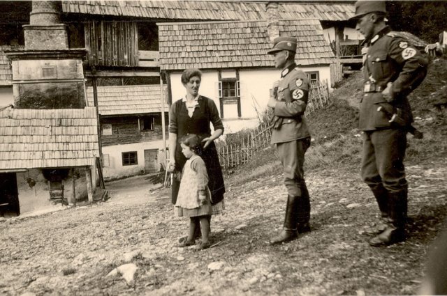 <f>NS-Soldaten</f> 1938 vor dem Kalkofen. Im Jahr 1934 versuchten sich Zivilisten, teilweise vergeblich, in den Gasthof Kalkofen zu retten.