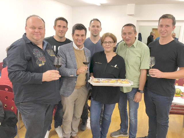 Auch LT-Präs. Christian Illedits stie0 mit einem Achertl Rotwein an. | Foto: SPÖKrensdorf