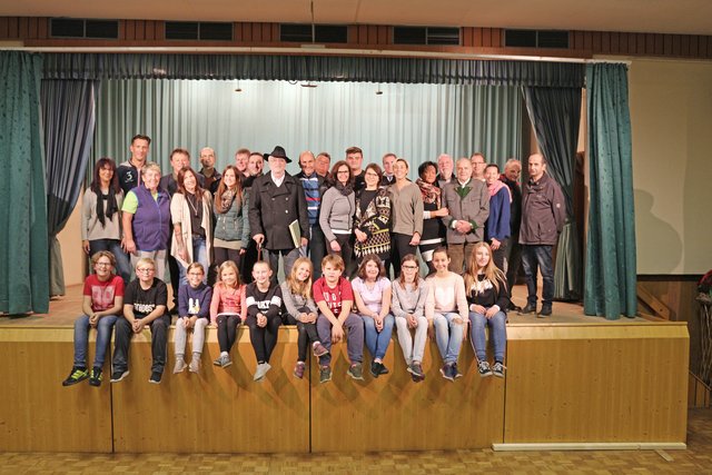 Die Theatergruppe Thörl steht mit über 30 Mann hoch auf der Bühne, mit so vielen wie noch nie zuvor.