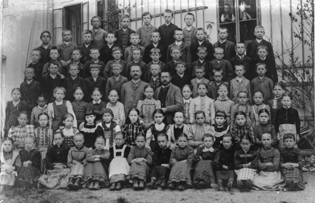 Klassenfoto bei Volksschule in Micheldorf um 1900