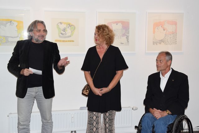 Kurator Günther Moschig, Kulturreferentin Gabi Madersbacher und Vizebürgermeister Hubert Aufschnaiter bei der Ausstellungseröffnung.
 | Foto: Stadt Wörgl