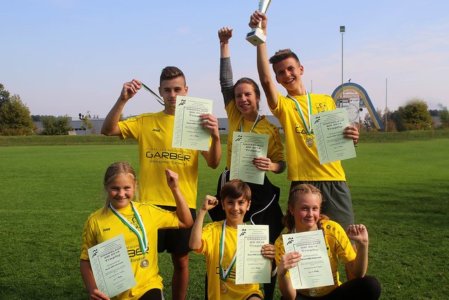 Sophia Harrich, Matthias Zach, Simon Kremser, Valerie Fuchshofer, Jelena Gersak und Markus Kröll (v.l.) holten für die MNMS Eibiswald den 15. Titel beim Crosslauf.