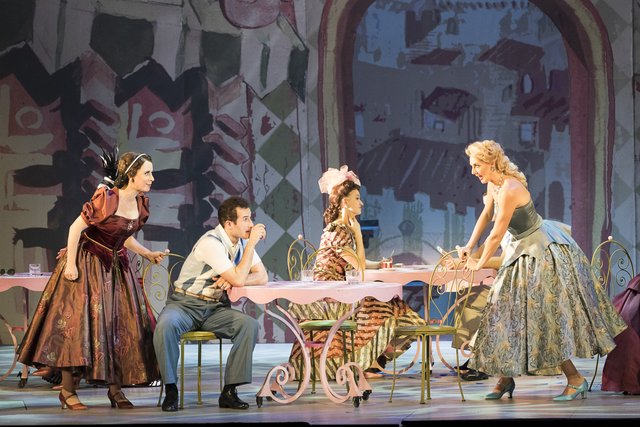 Katja Berg (Lilli Vanessi/Katharina), Steven Armin Novak (Bill Calhoun/Lucentio), Bettina Mönch (Lois Lane/Bianca), Ensemble  | Foto: © Werner Kmetitsch 