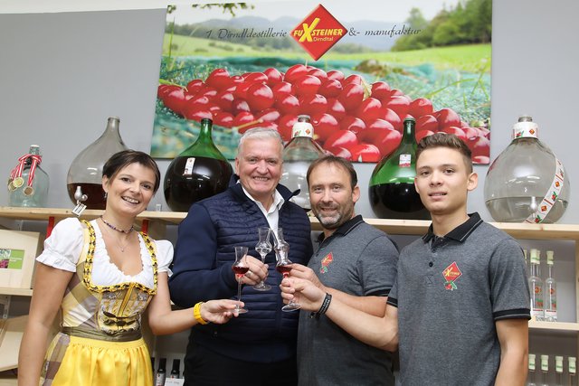 Melanie Fuxsteiner, LHStv. Franz Schnabl, Josef und Benjamin Fuxsteiner freuten sich über den Besuch in der Dirndlmanufaktur.
