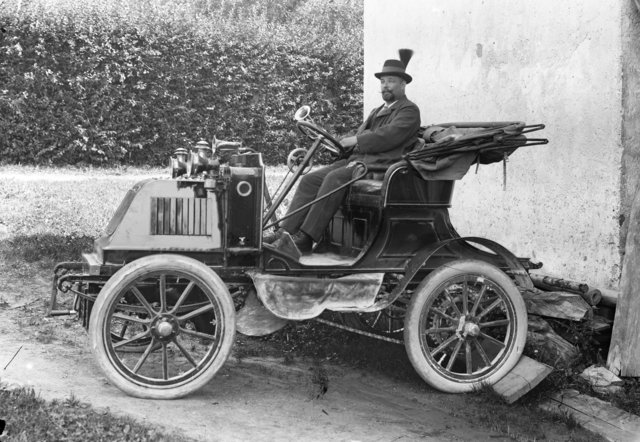 eines der ersten Automobile im Bezirk