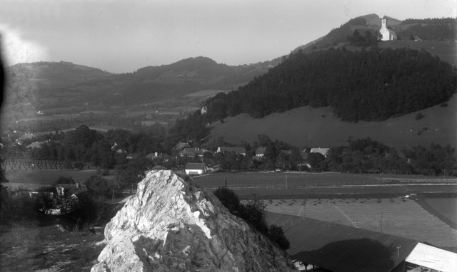 Blick vom Oberm. Steinbruch zum Georgiberg, im Vordergrund (links) das Humsenbauern (vor 1990 geschliffen)
