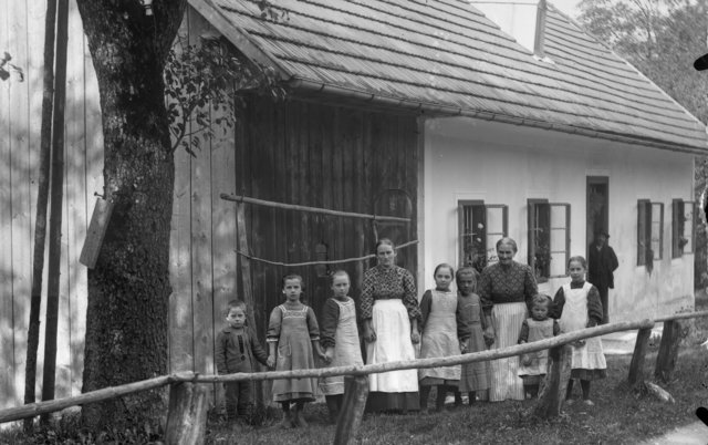 Familie vor Sacherl, verm Köchl in der Krems
