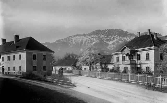 Ehemaliger Gasthof Leick (links), Sattler und Tapezierer Berger (heute Kischko), ZuckerbäckereiVogl (heute Sparkasse) und Haus der Familie Stockmair (rechts).