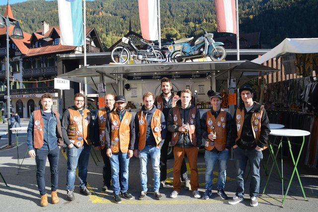 Gastronom Franz-Josef Fiegl vom Restaurant Jay's und die Mitglieder des Mopedvereins "50 Kubiker" vor ihrem Marktstand. | Foto: Foto: Schöpf