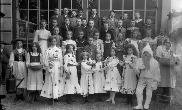 Frühlingsfeier mit Volksschulkinder von Micheldorf