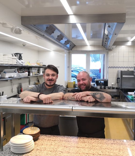 Von zwei auf drei Hauben mit 17 Punkten: Küchenchef Markus Pichler (re.) und Sous-Chef Christoph Krabichler in der Tannheimerstube im Hotel Hohenfels in Tannheim.