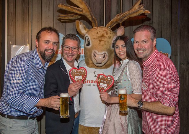 Linzer Alm-Chef Gerald Pointner, Datapress-Chef Sebastian Tremmel, Linzer Alm-Maskottchen Johnny – der Alm Hirsch, Miss Oberösterreich Danila Zivkov, Linzer Alm-Chef Marc Zeller (von links).
