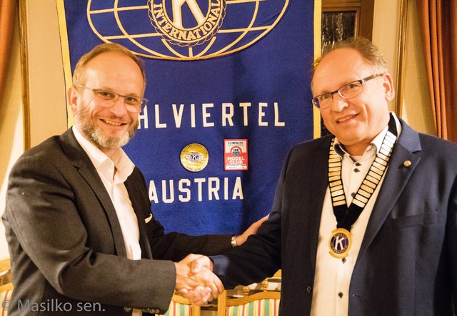 Michael Nefischer (links) übergibt die Präsidenten-Insignien an Erich Pühringer | Foto: Masilko sen.