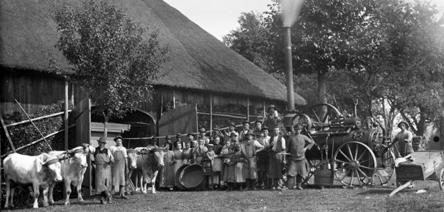 Dreschmaschine mit Personal - dreschen in Maisdorf um 1910