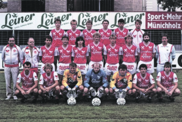 Ein Mannschaftsfoto des SK Vorwärts Steyr aus dem Jahr 1988, unter anderem mit Oleg Blochin.