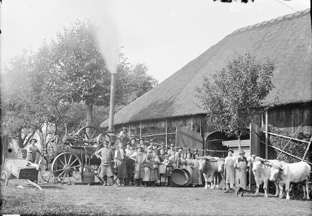 Dreschmaschine beim Bauer zu Maisdorf