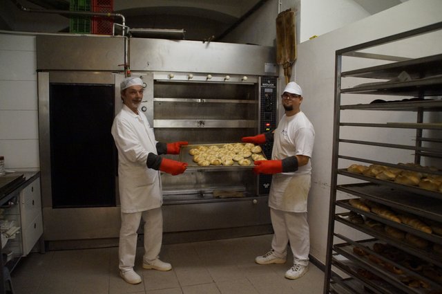 Von Beginn an dabei: Ausbilder Franz Schinwald (l.) macht die Tätigkeit in der Lehrbäckerei "Zoba" Spaß.