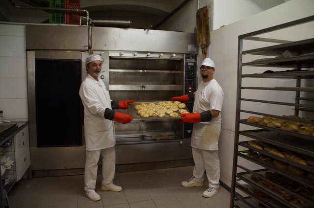 Von Beginn an dabei: Ausbilder Franz Schinwald (l.) macht die Tätigkeit in der Lehrbäckerei "Zoba" Spaß. | Foto: Freimann