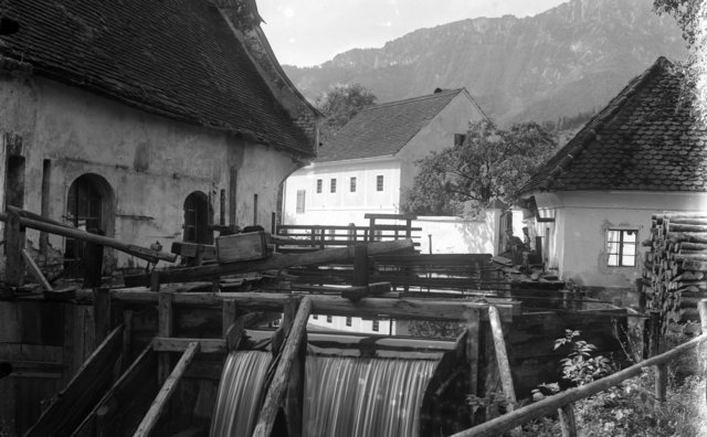 Sensenwerk „An der Zinne“ mit Fluder zwischen Hammer (ehemals altes Feuerwehrhaus) und Schleiferei. Im Hintergrund das Schmiedhaus (heute Familie Aichinger - Fundort der Glasplattennegative von J. M. Schlattner).  1908 an Josef Schlattner verkauft!