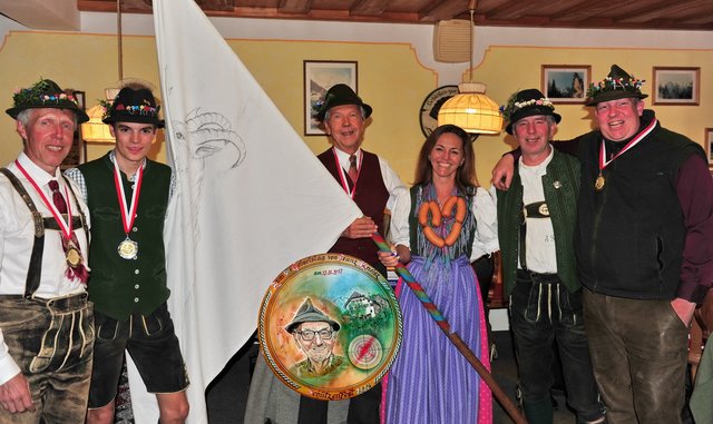 Von rechts: Schützenkönig 2018 und Sieger Gedenkscheibe, Georg Klausner, OSM. Josef Sonnleitner, Sonja Kneisz mit Schneiderfahne, Veteranen-Schützenkönig Ehren-OSM Johann Scheutz, 2. Marco Schlager, 3. Rudolf Scheutz - Foto Franz Frühauf